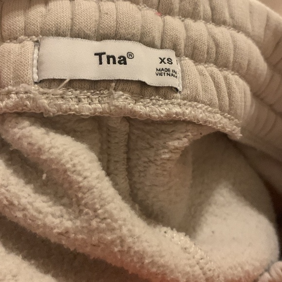 Aritzia Babaton TNA XS and XXS outfit - neutral bone white crop top and sweats - Picture 4 of 10